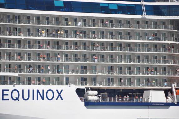 Navio-cruzeiro na costa de St. Kitts